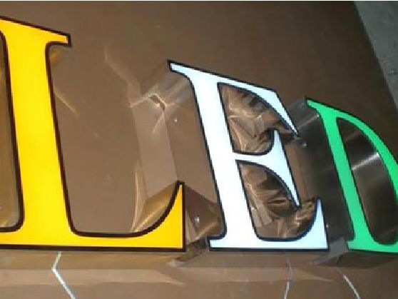 石城介绍LED招牌的基础知识。